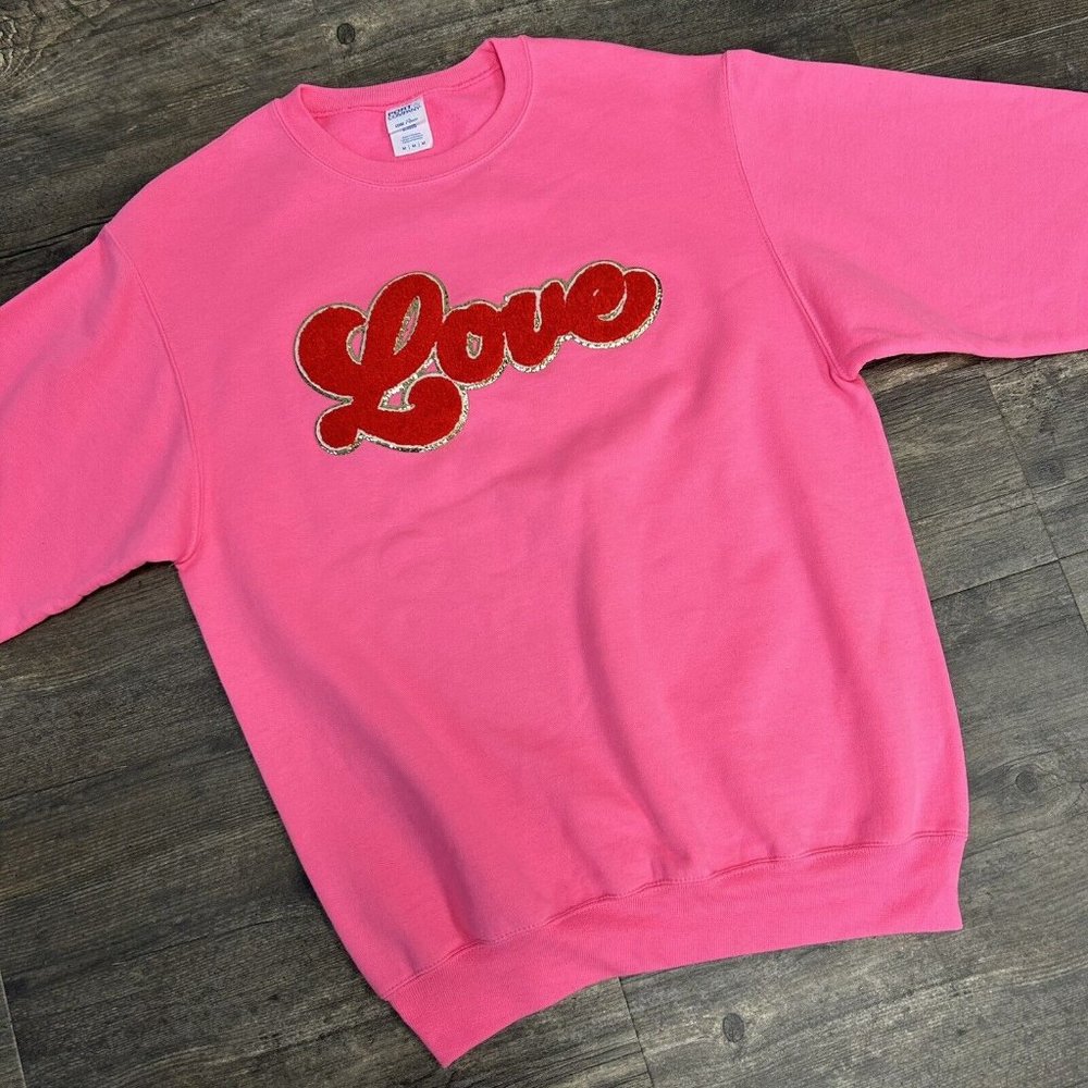 LOVE Chenille Patch Crewneck Sweatshirt Women Size Medium Pink